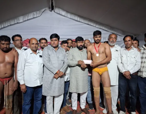 तिघरा उमरेठ में प्रदेश स्तरीय दंगल, राहुल चंद्रवंशी ने जीती फाइनल कुश्ती